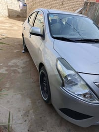 نيسان صني موديل 2022  لون سلفري رقم مثنئ انكليزي السياره دوشمه كامله ل...