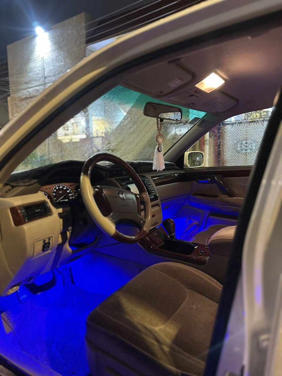 السلام عليكم
رقم بصره اصولي تسجيل جديد وتحويل 

كشن كهرباء برده خلفيه قفل سرعه ستيرن كهرباء سياره جديده 

3 دكم قرار 48

مراوس بجارجر او اوباما  

***********
