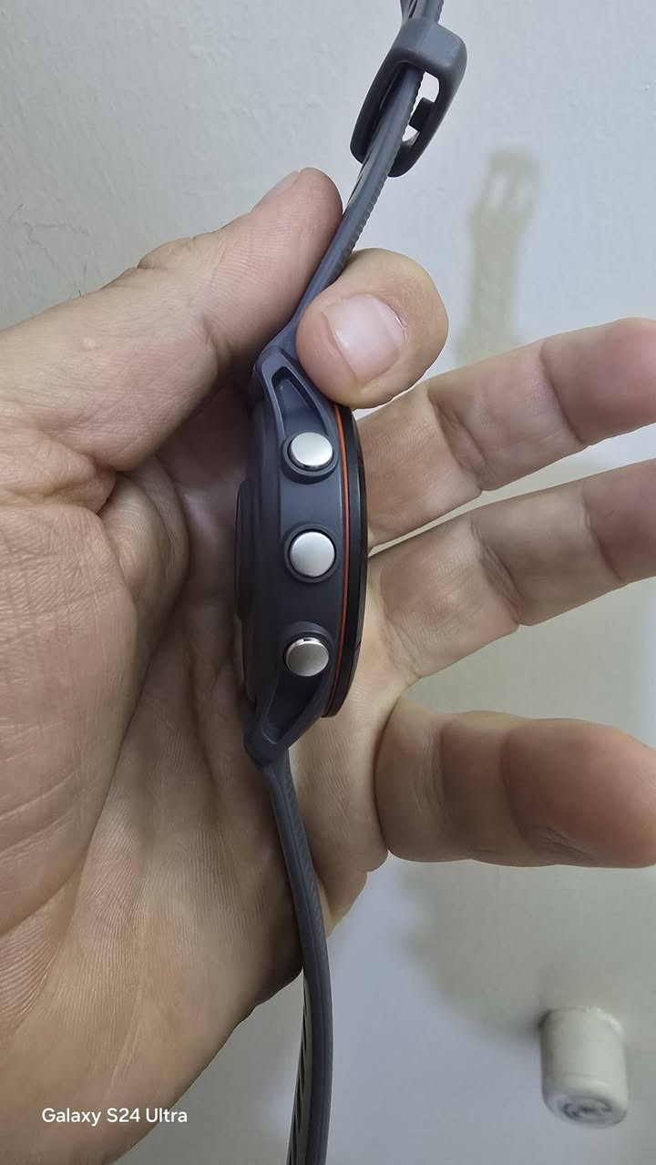 ساعه كارمن فورنر255مع كيبل شحن نظافة كماموضح بحال جديد مع علبة استفسار واتس وخاص ***********
