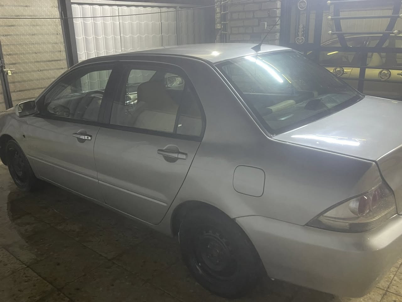 السلام عليكم
لانسر موديل 2010 رقم كربلاء مشروع وطني ارقام وهزة جديدة ميحتاج 
كير مكينة تبريد تدفئة مكفولات حجم المحرك 1600 قبق ابيض عليها ادامة دهن هايدروليك كير مي زيتي قايش تايم قيس بلكات ونوزلات كهربائيات كلهم جديد ماشية 239 حقيقي دك جرس من تعبر 120 
 بيها ضربة جاملغ امامي وجاملغ خلفي ومصبوغة حزام للجمالية صبغة السيارة حلوة مثل ماتشوفون 
رايدها 79 وبيها مجال بسيط 
مكاني البلديات مضمار العابد ***********
