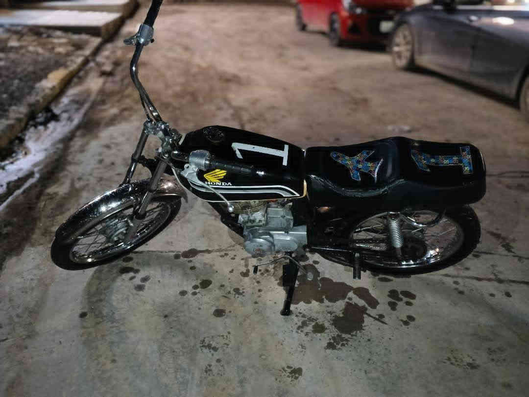 السلام عليكم دراجه للبيع ناقصها بس كابريتا اشويا تكطع المكينه ارشه 2018 شلع او معدل شرط. الرقم ***********.  السعر 250 بي مجال للشراي
