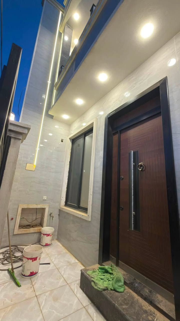 حي الجهاد مربع المخابرات 🏠
دار للبيع ١٠٠متر زيرو ممسكون
يحتوي ع مدخلين
صاله مطبخ حمام منور غرفه نوم
الطابق الثاني
غرفتين نوم مع خدمات
مقابل الدار سياج مدرسه ماكو جيران 
موقع جدا ممتاز مع سعر مناسب
اتصل ***********
