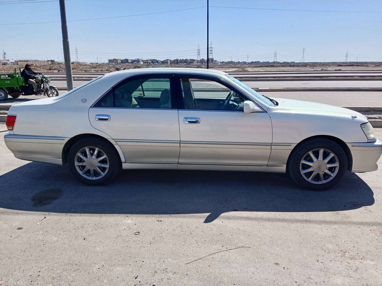 السلام عليكم
ملكه للبيع الون ابيض غير محدد 
موديل 2000
رقم نكليزي 
ملاحضه عليك فلوس الرقم 
مواصفات
تبريد
برده
4 دكم
ستيرن كهربائي 
السياره كدامك 
السعر 75 وبيهه مجال قليل 
للستفسار اتصل على الرقم 
***********
