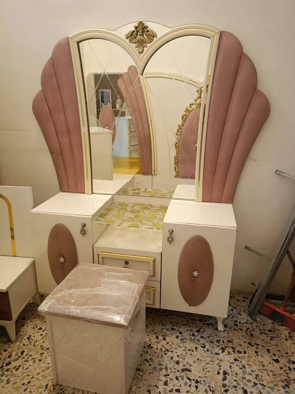غرفه تركيه فول نظافه ضخمه 
السعر650مع شد ونقل%للحجز خاص


**إذا كنت صاحب هذا الإعلان وتريد حذفه لأي سبب، رجاءا أرسل رسالة إلى الدعم الفني**