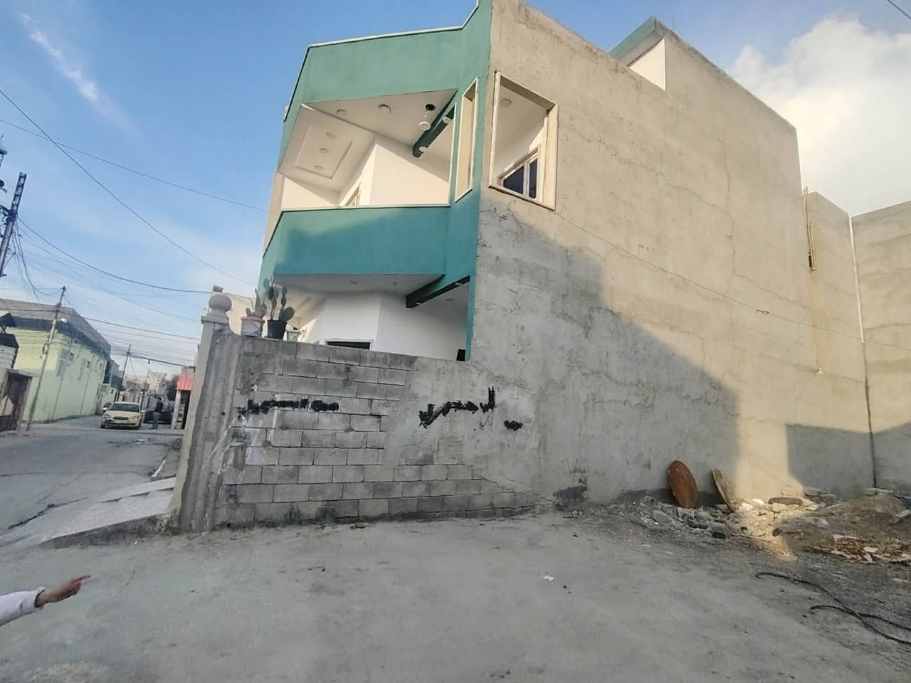 دار للبيع مساحه 110 غرفه وستقبال ومشتملات طابق الثاني 3 غرف ومشتملات  معا قطعه أرض للبيع مساحه 110 واجه 6وربع عمق 18متر رشيديه قطاع السادس قرب جامع المحسنين وصل بلديه 
رقم   ***********
