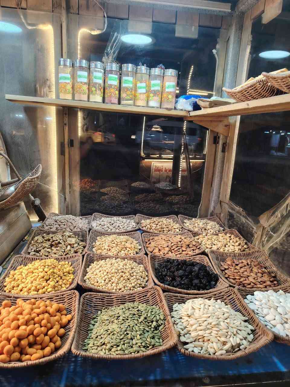 سلام عليكم للبيع  عربانه ألمنيوم مغلفه بخشب للجماليه للكرزات والجبس  تحتوي على مكينه حب   عنواني بغداد البلديات  للاستفسار ***********
