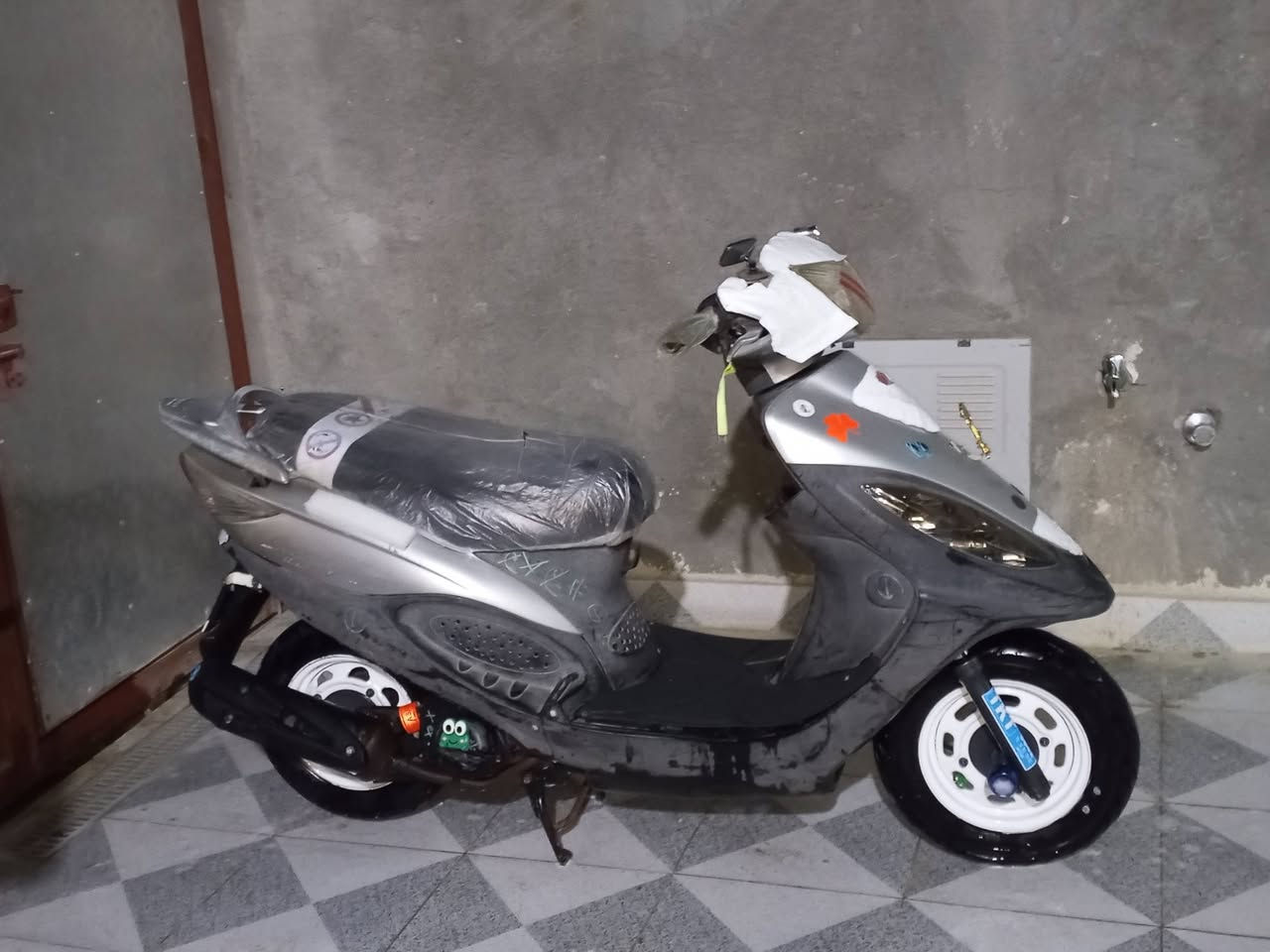 د السلام عليكم دراجه كام كوفيد 2 للبيع الموديل 12 دراجه مقفوله كش ما بيها كفاله عامه السعر ب 850 وبيها مجال قليل مكان قلعه السكر الرقم ***********
