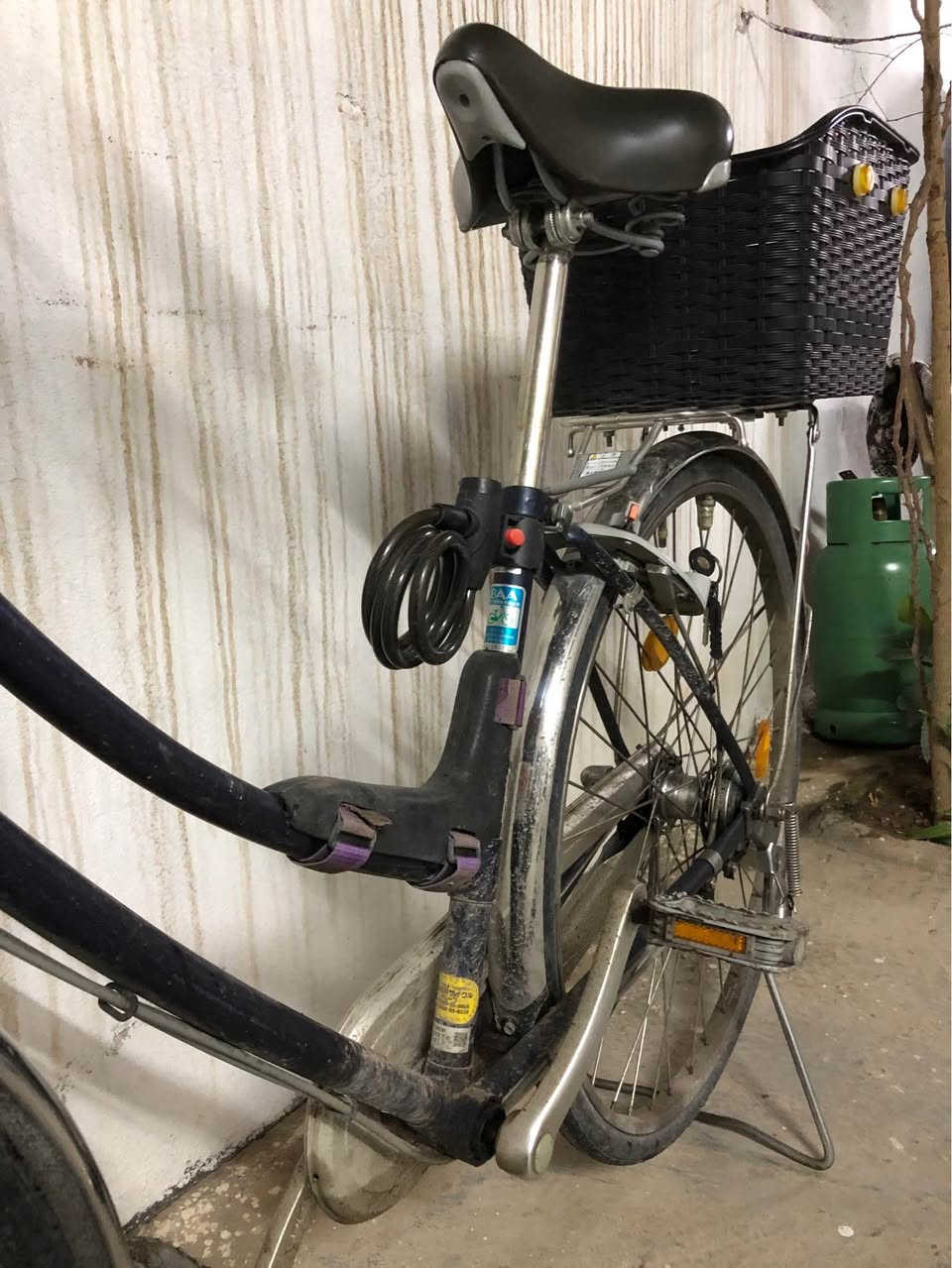 پاسکیلی یابانی بناتی یان حاجی
حجم ٢٧ قیاس گەورە
سێ گێر
ماگنێت
گلۆپی پێش و پشت بیلاد
ویل ستیل و جاملغ ستیل
پاسکیلەکە بە ئەشیاوە نرخی ١٧٥ هەزارە
پاسکیلەکە بە بێ ئەشیا بە ١٥٠ هەزارە
لە هەولێرم *********** أربيل, العراق
