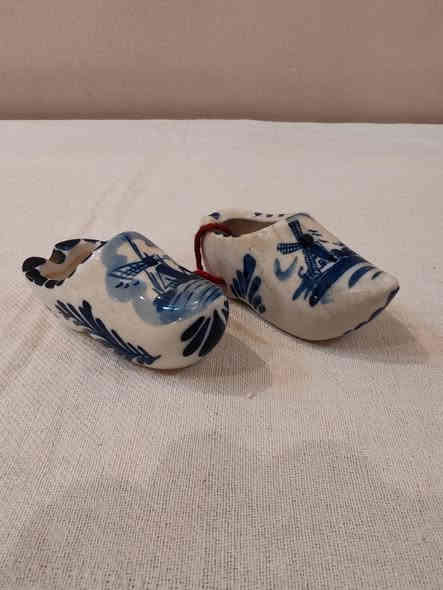 متوفر أكثر من 100 قطعة من مجسمات الأحذية بمختلف الأنواع والأحجام الخزفية والنحاسية والخشبية والحياكه  للبيع مفرد وجملة، للاستفسار يرجى التواصل على رقم واتساب ***********. التوصيل متاح لجميع المحافظات.
