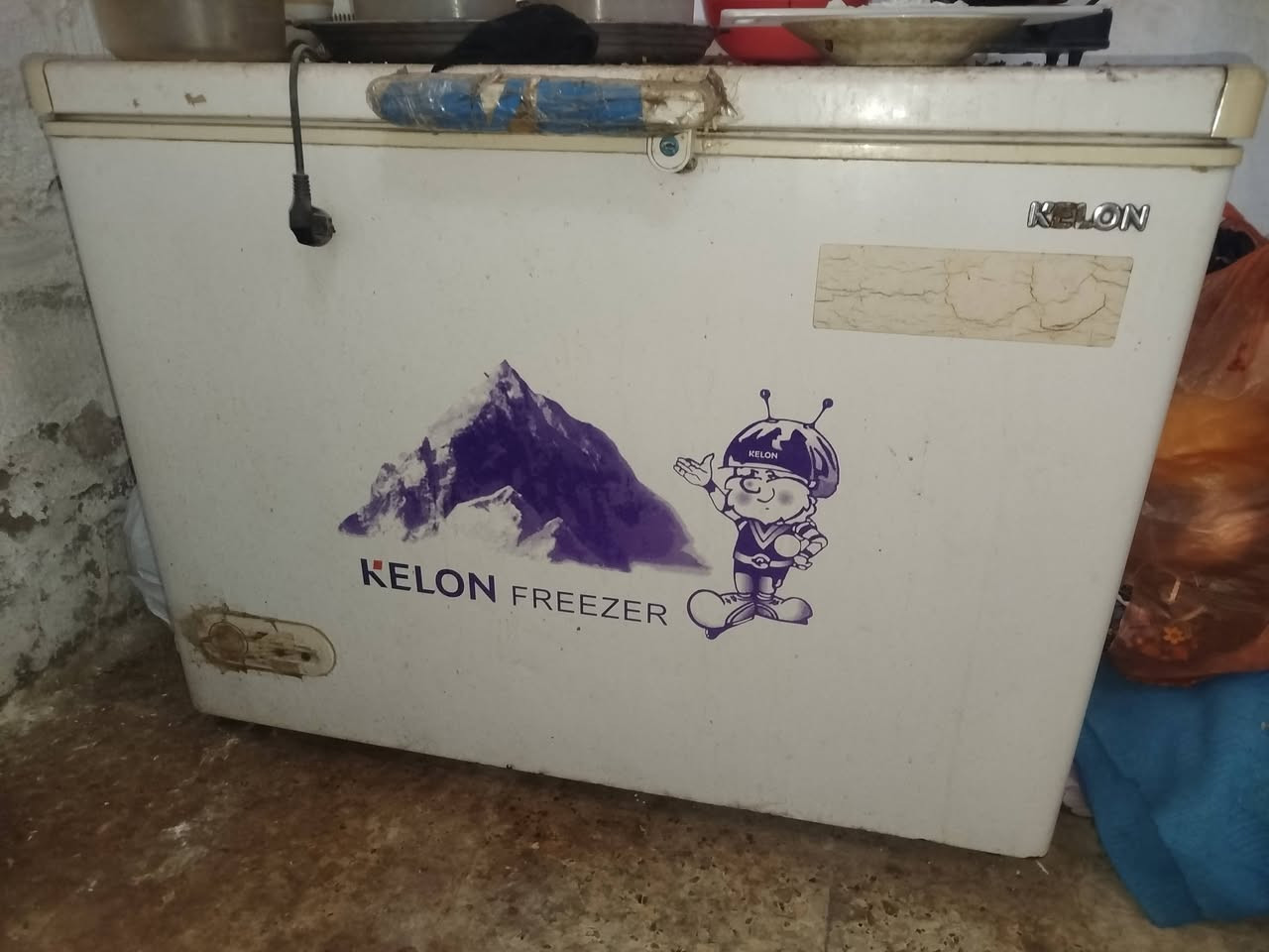 كيزر شغال اخو الجديد تأخذه وشده كبل 

المجمده شغاله بس تجمد شويه وتفصل تبدل ليك عطلان 

رقمي ***********
