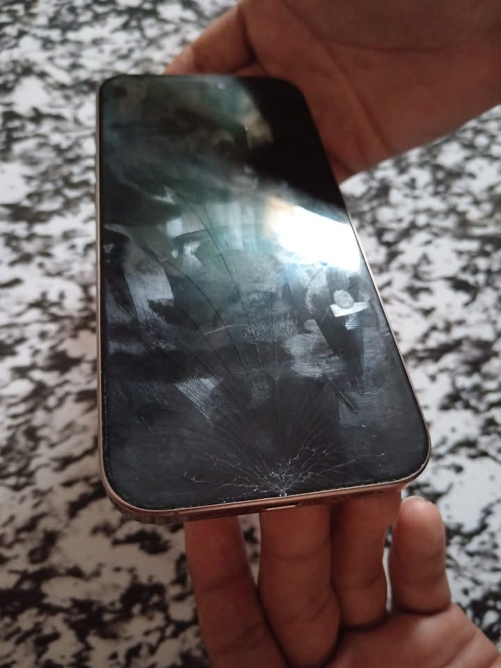 سلام عليكم جهاز 16 ابرو ماكس جهاز ضهر مكسور  وهسه طاح ونكسرت شاشته جهاز بطاريه 94 من طاح وكفت سماعه لاتصال البقي شغال كلشي مابي سعر 850 بدون كارتونه ‪مراوس عادي راوس بس ب 15 برو ماكس ***********
