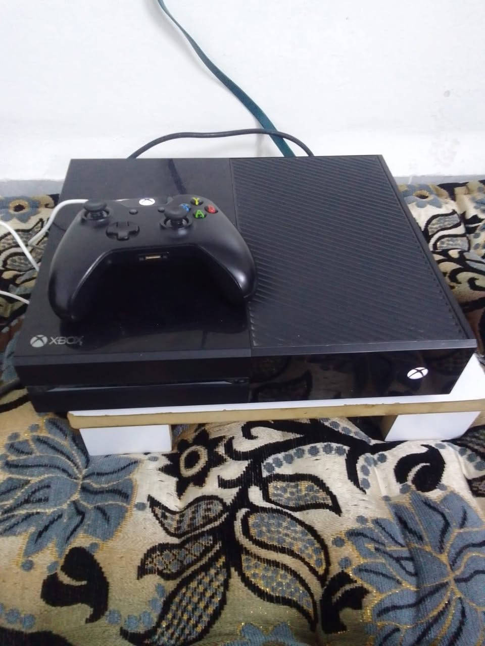 اكس بوكس وان فات للبيع ويا جوستك اصليه ومحولة اصلي ما بي كل عيب جديد سعر ١٠٠ اتصل *********** كركوك باجوان
