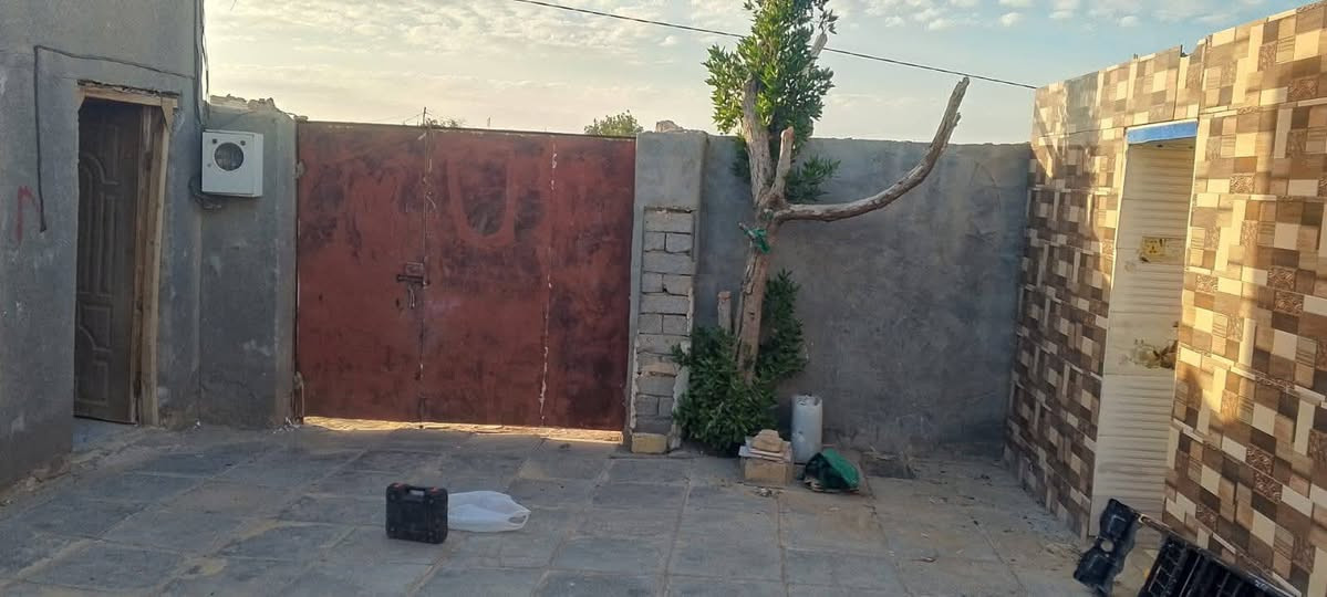 السلام عليكم مكلف بالنشر
بيت للبيع بحي الفلاح قريب على البراز مساحه 250  بي غرفتين وصاله وديوانيه خدمات كهرباء مولد ماي كله متوفر السعر ٣٨ او مراوس بقطعه طابو 
رقم ابو البيت ‏‪***********‬‏
