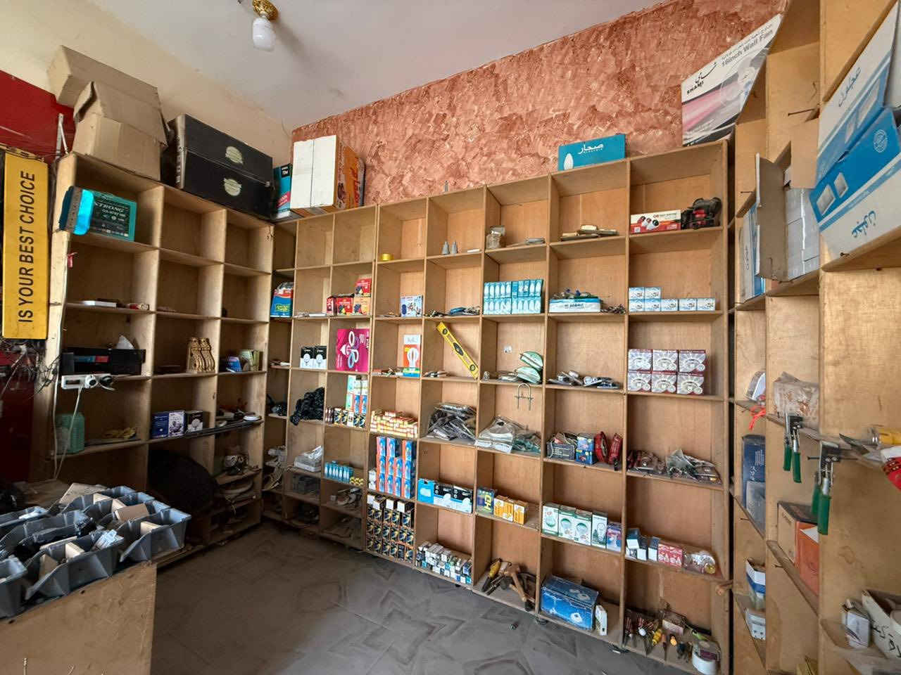 غراض محل انشائيه وكهربائيات 
ورفوف للبيع 
مكان الخاجيه شارع ٤٠ شارع علاء ماركت 

***********
