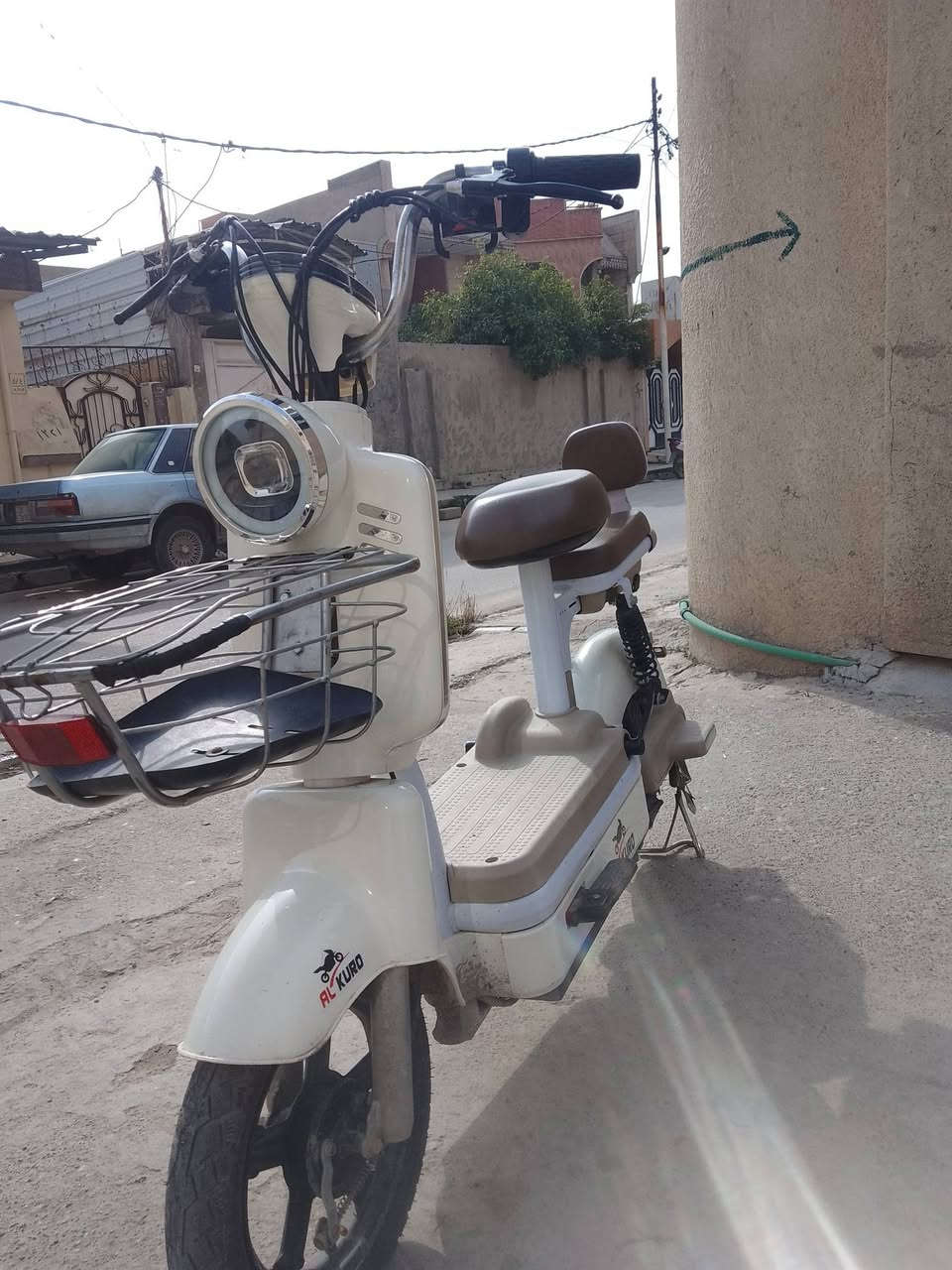 السلام عليكم
ماطور شحن للبيع 
لون كريمي 
حجم 14
3نمر
4 بطاريات
مثبت سرعة 
لايت عالي وناصي 
بريك امامي وخلفي 
دبلات 
بلوتوث
شاحنة اصلية
بصمة تشغيل عن بعد  
انذار سرقة 
قفل مركزي تاير خلفي 
للاستفسار الاتصال ***********.
