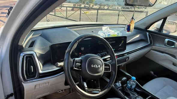 كيا سورنتو 2024 / خليجي / ٤ سلندر 
مواصفات 4 سلندر وجود ضربة في باب خلف السكن
المواصفات ماشية 62 ألف حجم المحرك 4 سلندر 2500
مفتاح التشغيل بصمة شغيل عن بعد
فتح الصندوق كهرباء
حساسات أمامية
حساسات خلفية
لايت زينون + LED
كشافات
ويل 19
حساسات ضغط الاطارات
اشارة في المرايا الجانبية
المرايا قابلة للطي كهرباء
هاند بريك كهرباء
ABS
نحكمات ستيرن
دشبول شاشة ديجيتال

🟥 السعر سوي تعليق يصل مباشرة 🗞️ 

تحويل ثاني يوم 

رقم صاحب السيارة 
***********
