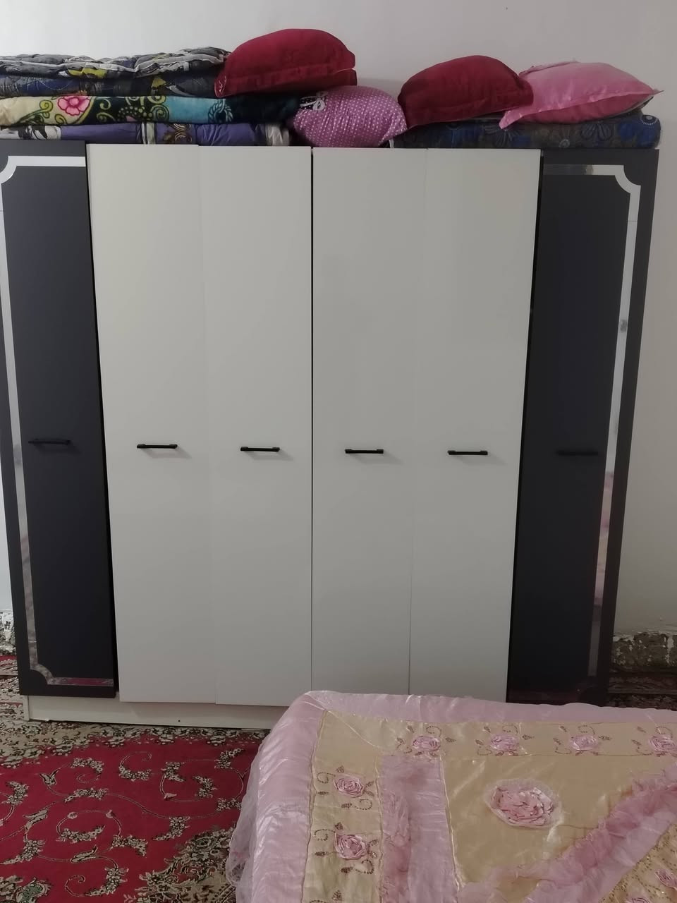 السلام عليكم غرفة تركية نضيفه كلش نضافته مية من مية خمس قطع وية دوشك الجرباية يصرن ست قطع كنتور او جرباية كومديات اثنين او ميز اتواليت او دوشك جرباية ملاحظة الدوشك سعرة وحده المكان الديوانية المركز ***********
