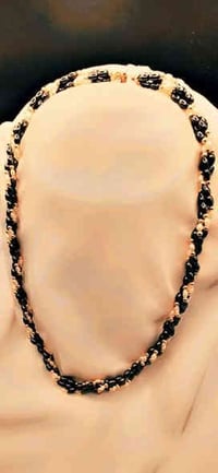 قلادة اصلية ( كولييه ) من اللؤلؤ الطبيعي والحديد الصيني المبروم مع فوا...