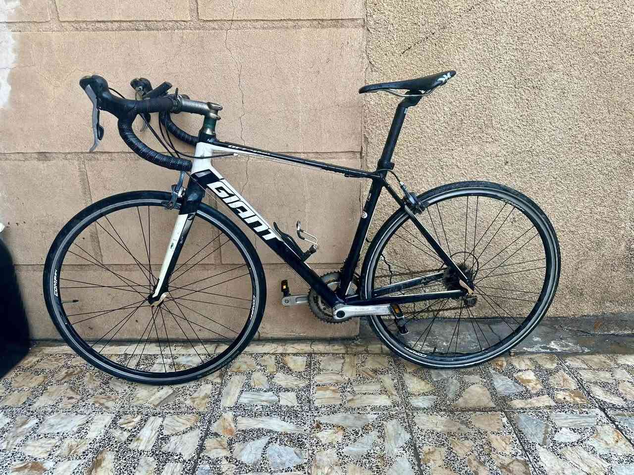 GIANT DEFY ALUXX 2016 🇹🇼
•
•
دراجة الطريق (Road bike) ماركة جاينت 
 مال حاويه بعدها بلاديه مملعوب بيها نهائياً على وضع الاستيراد ختم واحد 

معدن الدراجة من المنيوم بالكامل سبيكة 6602
نسبه ضافتها 95‎%‎
ابعاد الفريم : حجم 28 / قياس 50-51 M
وزن الدراجة بالكامل : 8.5 كلغم

مجموعة الدراجة Shimano Tiagra شيمانو تياغرا مطابق بدون اي اختلاف
عدد التروس : 2 / 10
وياله كمبليون فتح وشد سريع ماركة COMP-24
اطارات الدراجة شوالبي 25/c700
الامامي كونتينتال و الخلفي شوالبي خط فسفوري
 الدراجة بس غسل و بولش و تنطلق بيها

السعر: 450 الف مجالها شي بسيط
العنوان: بغداد / الشعب / سوق شلال / قرب مركز شرطة شارع عدن
للاستفسار: ***********
