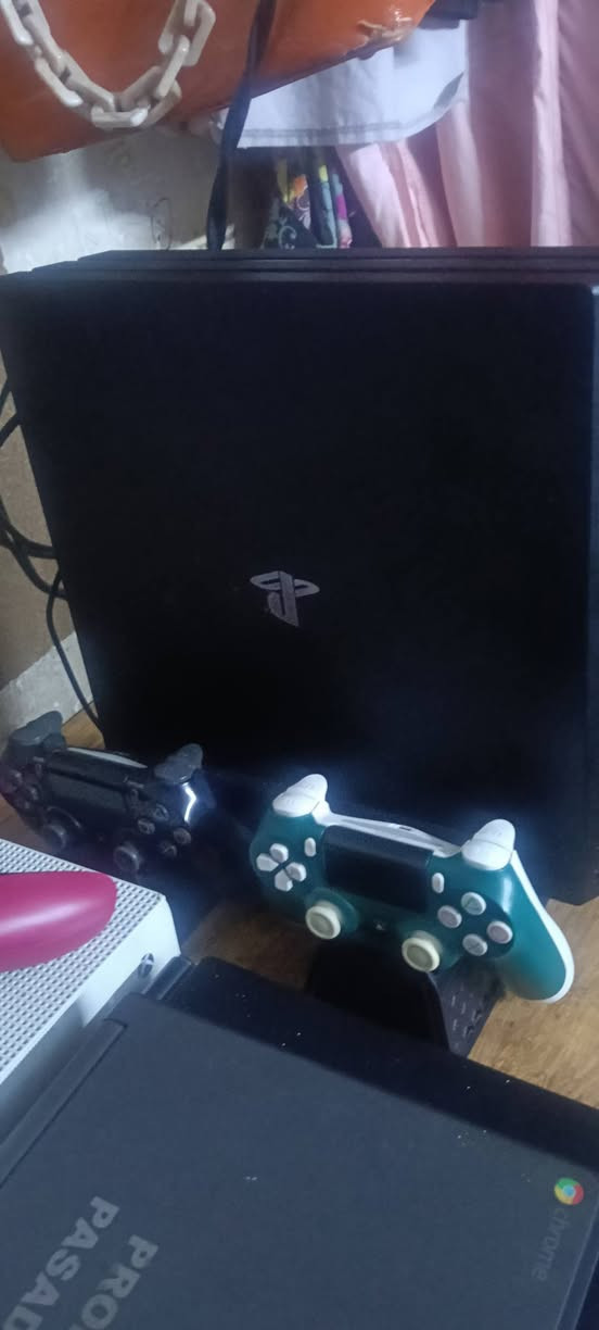 Ps4 Pro
-الجهاز مفتوح منضف ومبدل عدسة فقط(انطيك العدسه القديمه)
-نظام ١١.٥٠ مهكر قرص منزل بي العاب:-

-Red dead redemption 2
-Ghost of tsushima
-Gta V
-Outlast
-Outlast 2
-cyberpunk 2077
-COD Black ops 3
-Beyond-Two souls
-Farcry 5
-COD cold war

وبعد بي يمكن لعبتين هم قويات لان تاركه الجهاز ممستخدمه وناسيهن.

-ويا ٣ اقراص Mortal combat و wolfenstien  و قرص التهكير + فلاش نظام ١١.٥٠ backup للنظام.

-الجهاز قافل تحديثه من الDNS يعني كنك براحتك والعب.

-الجهاز ويا ٣ جوستكات وحده اصليه وحده تجاريه درجه اولى و وحده شبيهة الفايف كلهن شغالات مضبوط.

- هارد واحد تيرا + خارجي ٥٠٠ كيكا.

-كارتونه الجهاز موجودة.

-يوبي اس تايگر دبل بطاريه 1500 يشغلك الجهاز والشاشه ساعه.

-ستاند تبريد وشاحن للحوستكات.

-الجهاز كلش نظيف ومعتني بي مال جناي واستخدام قليل....مراوس بفايف ونتفق ع الفرق.

-*********** واتساب.
