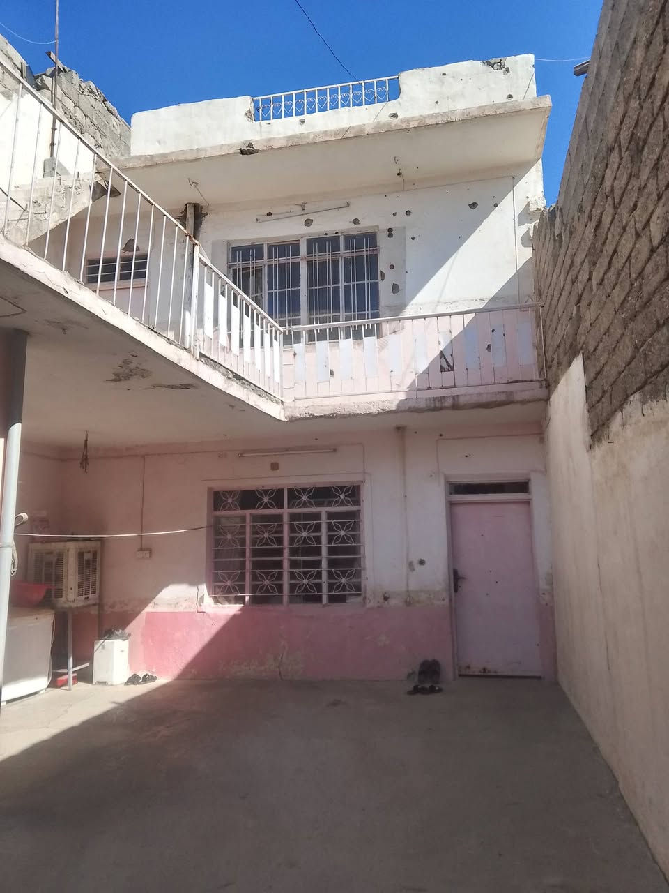 دار للبيع 
الجانب الايمن 
الزنجيلي 
طابقين 
3 غرف حبطابق الأول الارضي 
1 غرفة طابق ثاني
المساحة 200 
التواصل على الخاص 
الاتصال بالرقم ***********
