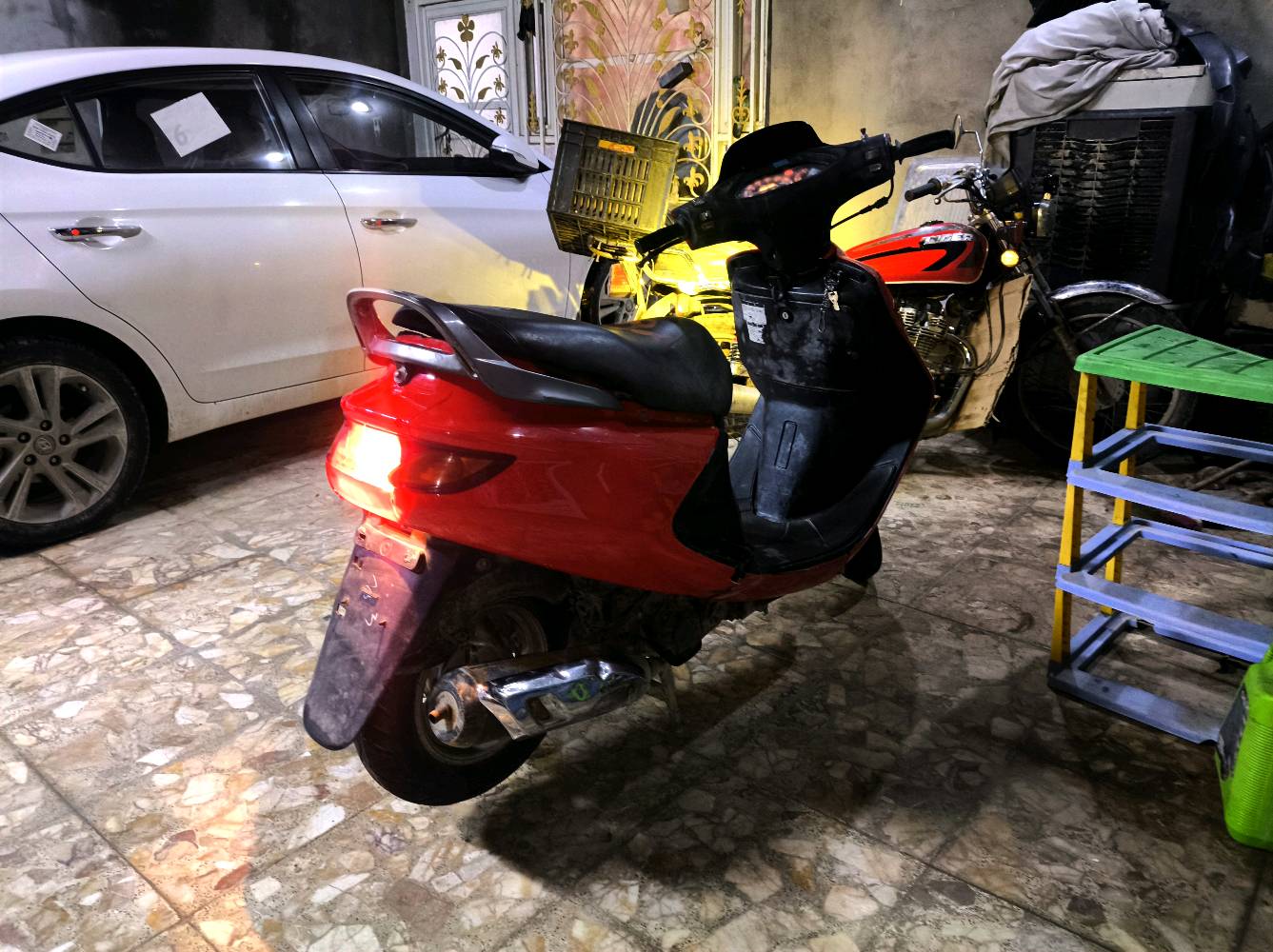 عنوان نجف حي ميسان 
دراجة ماصارها هواي من نازله من الحاويه 
بيها مجال بسيط ستوني شاد الها محرك رمبه
 