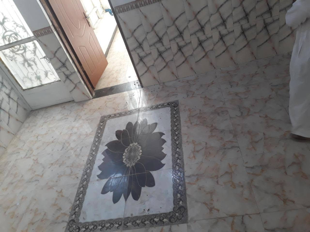 بيت للبيع بحي عداي مساحته 100 متر طابقين والطابق الثاني كامل شبابيك وبناء فقط باقي على السقف والبناء الفوك نفس الجوه تماما قريب على المدارس الشعب والصينيه بسعر مناسب للاستفسار تواصل على هذا الرقم *********** .. بيه واتساب
