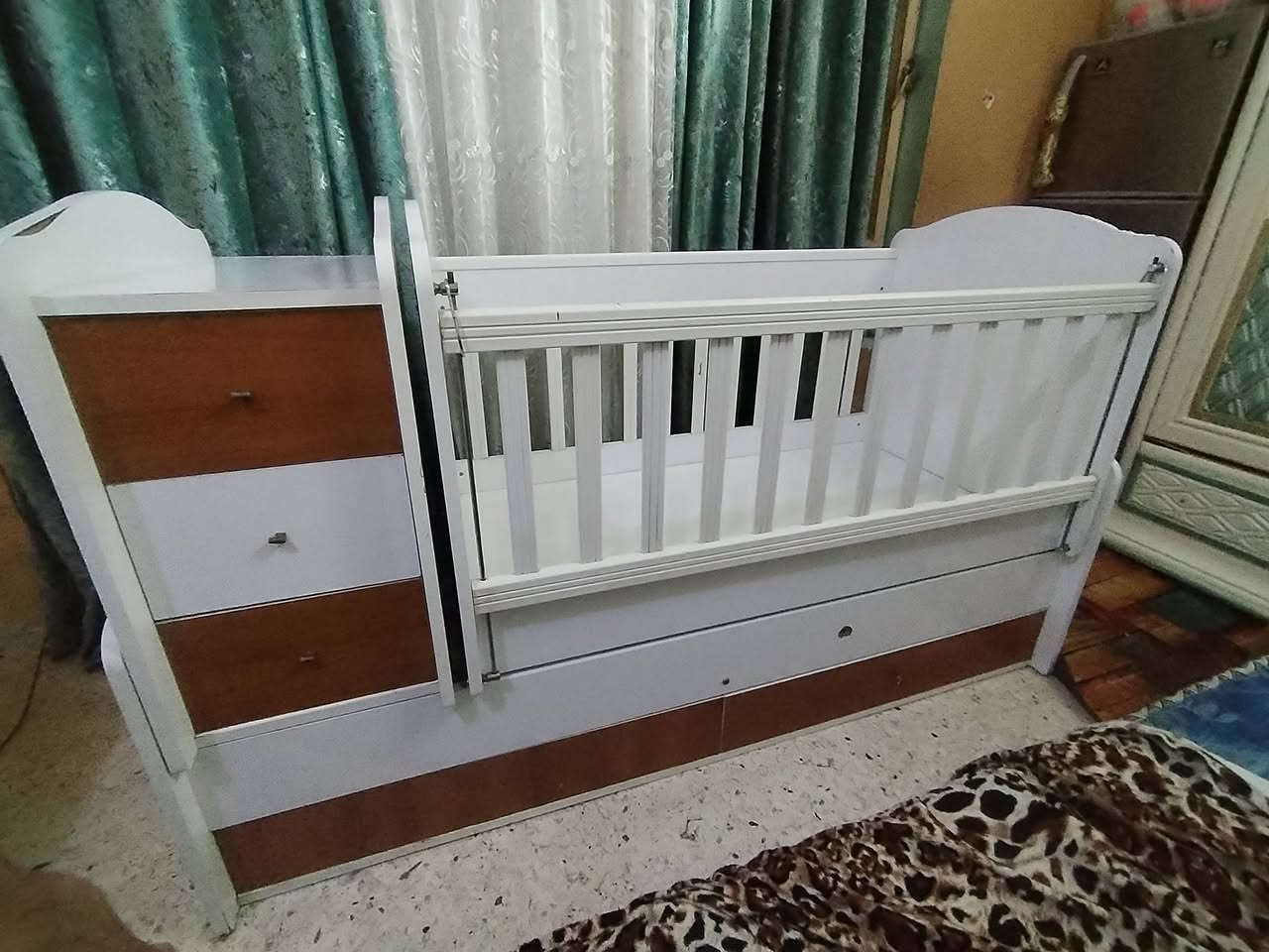 سرير اطفال تركي درجه اولى للبيع  مكون من 3 جرارات صغير 2 جرارات كبير مع دوشك السعر ٩٠ بيها مجال  حك الجيه  العنوان المسيب حي الشرطه للاستفسار الاتصال على الرقم *********** همين بيه واتساب
