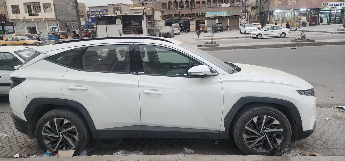 السلام عليكم
توكسان خليجي 24 ماشية 20 الف كيلو 
رقم بغداد 
حجم المحرك 2000
بصمة
تشغيل عن بعد
حساسات امامية وخلفية
دخول ذكي 
لايت زنون +لد 
لايت امامي يشتغل وي حركة الستيرن
تبريد قطعتين 
تلث انظمة قيادة 
وبعد بيهه مواصفات هواي 
مشتريهه من الشركة على ايدي 
حتى معاملة الشركه بعدهه موجودة 
بيهه طخة زغيرة بالباب الخلفي ممصلحه وموجودة بالصورة 
السعر 225
رقم الهاتف ***********
