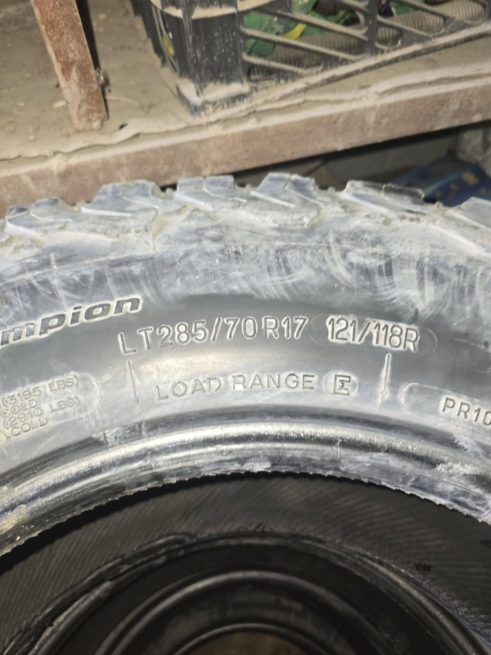 تخم تايرات نضاف كلش سعرهان ب ١٥٠ ماكانهن بغداد ***********
