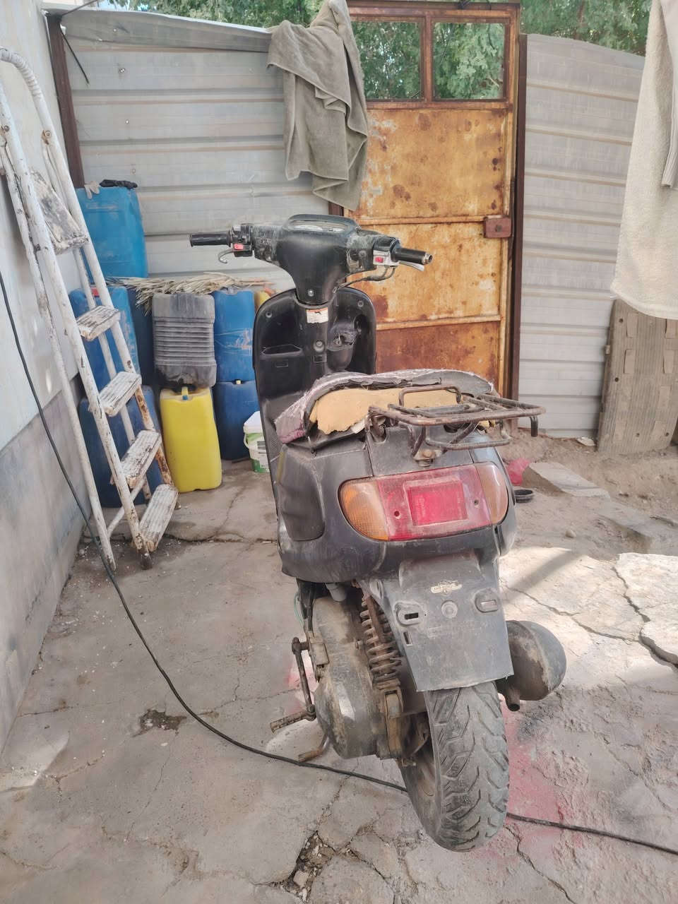 سلام عليكم دراجه سرعه60 محرك ناعم ونضيفه تشتغل سلف وهندر الدراجه مزوده سعر 200 
***********
