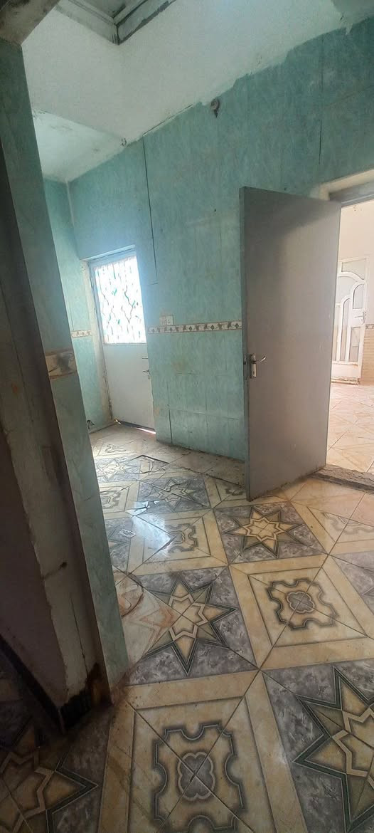 بيت للايجار .. 100 متر ابو غرق حي السلام قرب اسواق ماركت عسل غرفة نوم واستقبال وهول ومطبخ وصحيات السعر 200 الف 
 
***********
