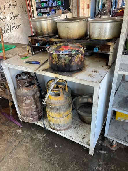 شواي كباب مع بلور شيلمانه قويه السعر ٢٠٠ الف 
كرل بركر وفلافل جاهز جدا نظيف مع ميز ستيل السعر ٢٠٠ الف 
جامخانه مع كناره ستيل مع بنكه جام ٦ ملم 
وديلاب وحديد ثخين السعر ٣٥٠ الف 
طباخ ٤ عيوني وميز كامل مال طبه ٧٥ الف 
ميز وبي عيون ثنين مال ريوكات ب٧٥ الف 
قناني غاز عدد ٣ السعر ٦٠ الف الوحده 
مجمد حجم وسط جديده ستعمال قلبل ب٢٠٠ الف 
براد عامودي جديد وستعمال قليل ب٢٠٠ الف 
سنك سعره ب٥٠ الف 
نركيل عدد ٨ جاهزات ب٢٥ الف الوحده 
شياش كباب ستيل وتكه ب٧٥ الف شلع 
مكاني بغداد البياع 

جنبر جاي كامل مكمل ب٣٥٠ الف

***********
