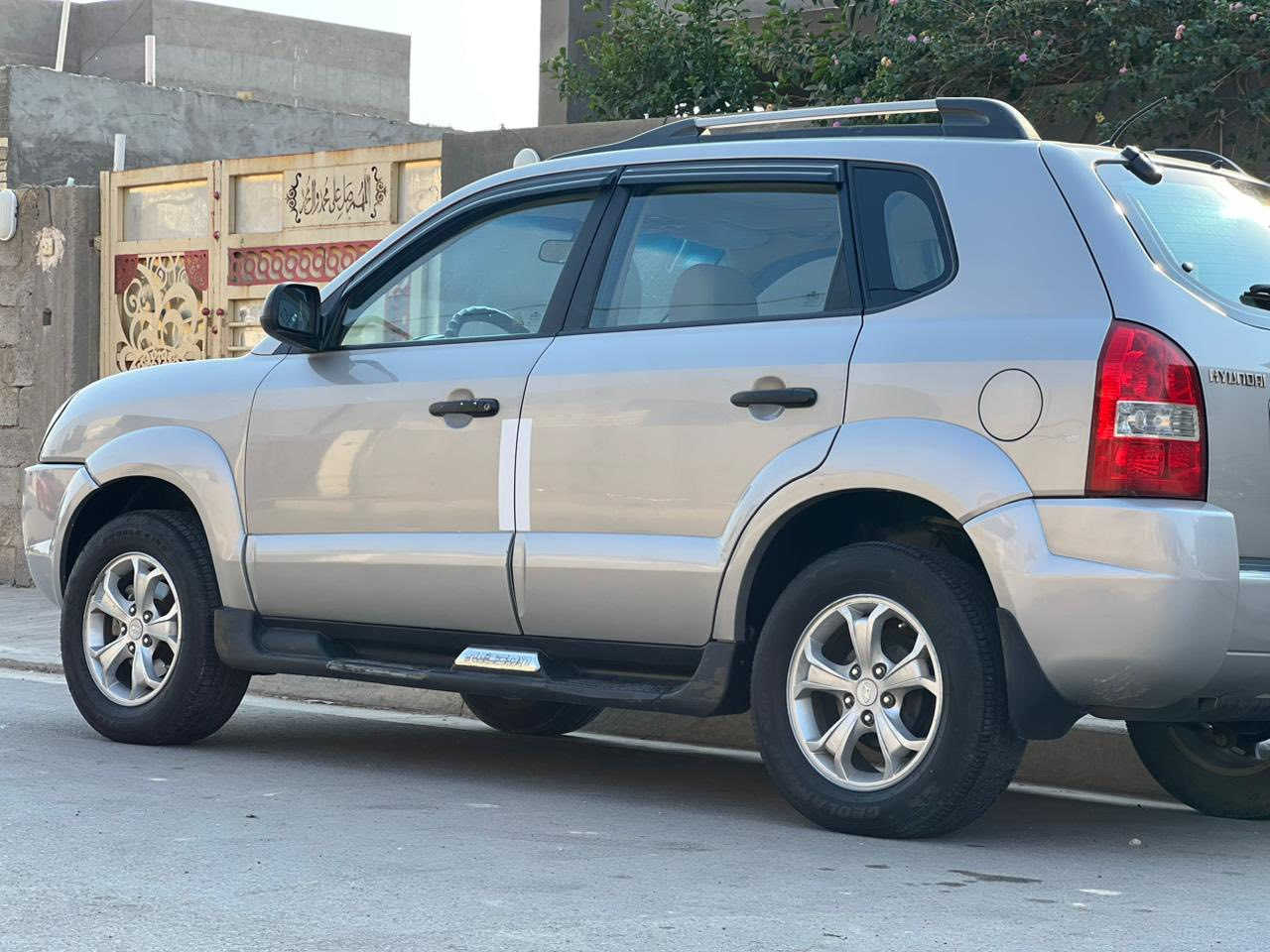 السلام عليكم
هونداي توسان 2009 خليجي 

بيها باب السايق صبغ والباقي مكفول 

رقم بغداد دولي مشروع وطني تحويل ثاني يوم

المواصفات: فتحة سقف / بلوجكتر / كير اوتو 

ماشيه 184 الف كم / 5ويل كب / AUX 

محرك 2000 دوش 

المكان..واسط..الحفريه ……… السعر 120 وبيها مجال 

للتواصل والاستفسار ***********//***********
