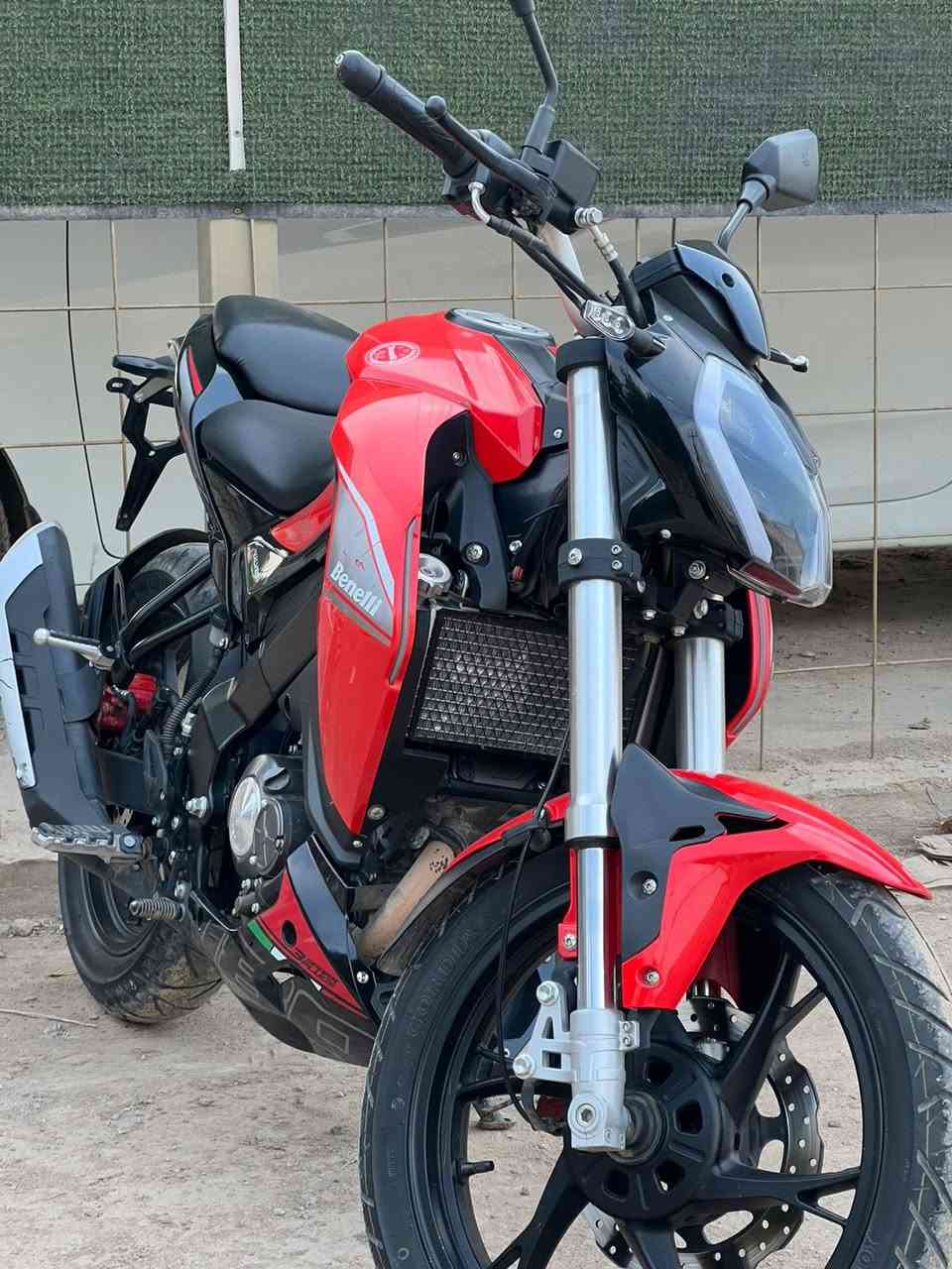 دراجه ١٨٠s للبيع مرقم بصره
مكاني رمادي 
السعر ٢٥٠٠بي مجال 
الرقم ***********
