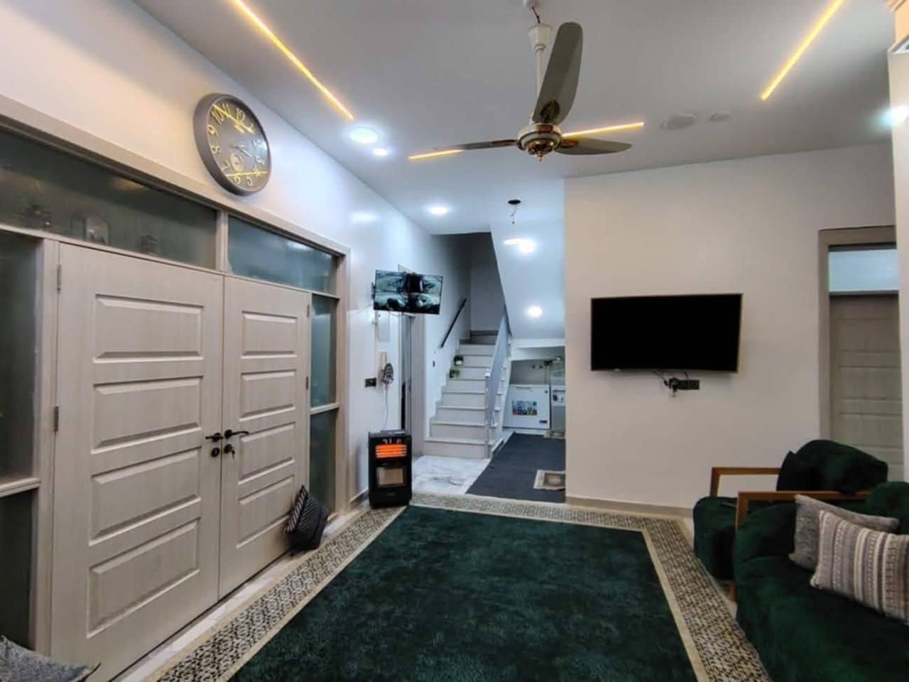 السلام عليكم بيت مساحه 155متر للبيع طابو صرف الموقع شارع المعهد الفني يعني كبال المعهدكلش بناء حديث درجه اولى البيت متعوب عليه كلش صارله اقل السنه من كمل بنائه المشيدات الموجوده غرفتين نوم
صاله
استقبال
مطبخ
حمام 2 مع غربي
منور 2 
طابق ثاني غرفه نوم سويت مع صاله بيت راقي كلش وجديد واليحب ينباع هوه وثاثه الاتصال ***********
