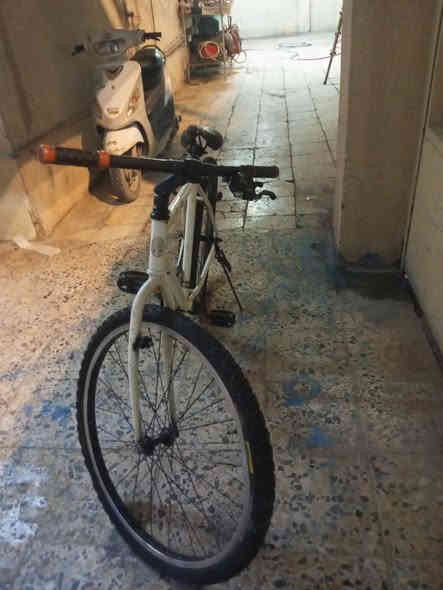 سلام عليكم بايسكل كلاسك للبيع نقصه بريكات وكير العنوان بغداد الاعضميه سبع بكار السعر 30قفل الرقم موجود واتساب ***********
