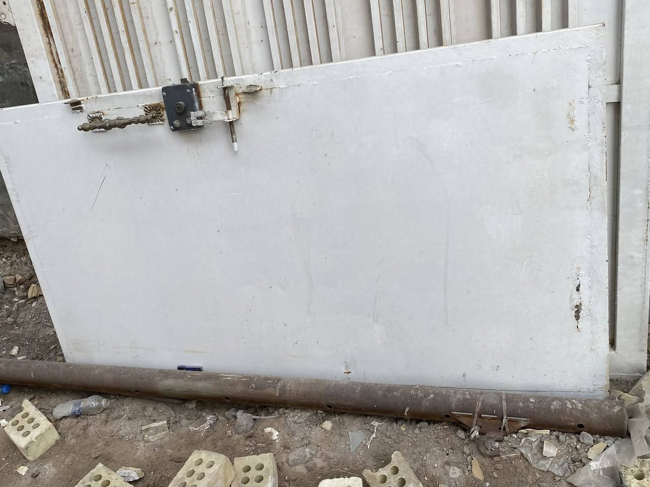 السلام عليكم
———
باب حديد سلايت  كامله جروخ وكيلون  وتيل حديد وشباك حديد وقطع حديد مكصوص للبيع  
طبعاً الباب حيل نضيفه وتجي تشوف بعينك
مكاني / بغداد - الدوره 
***********
