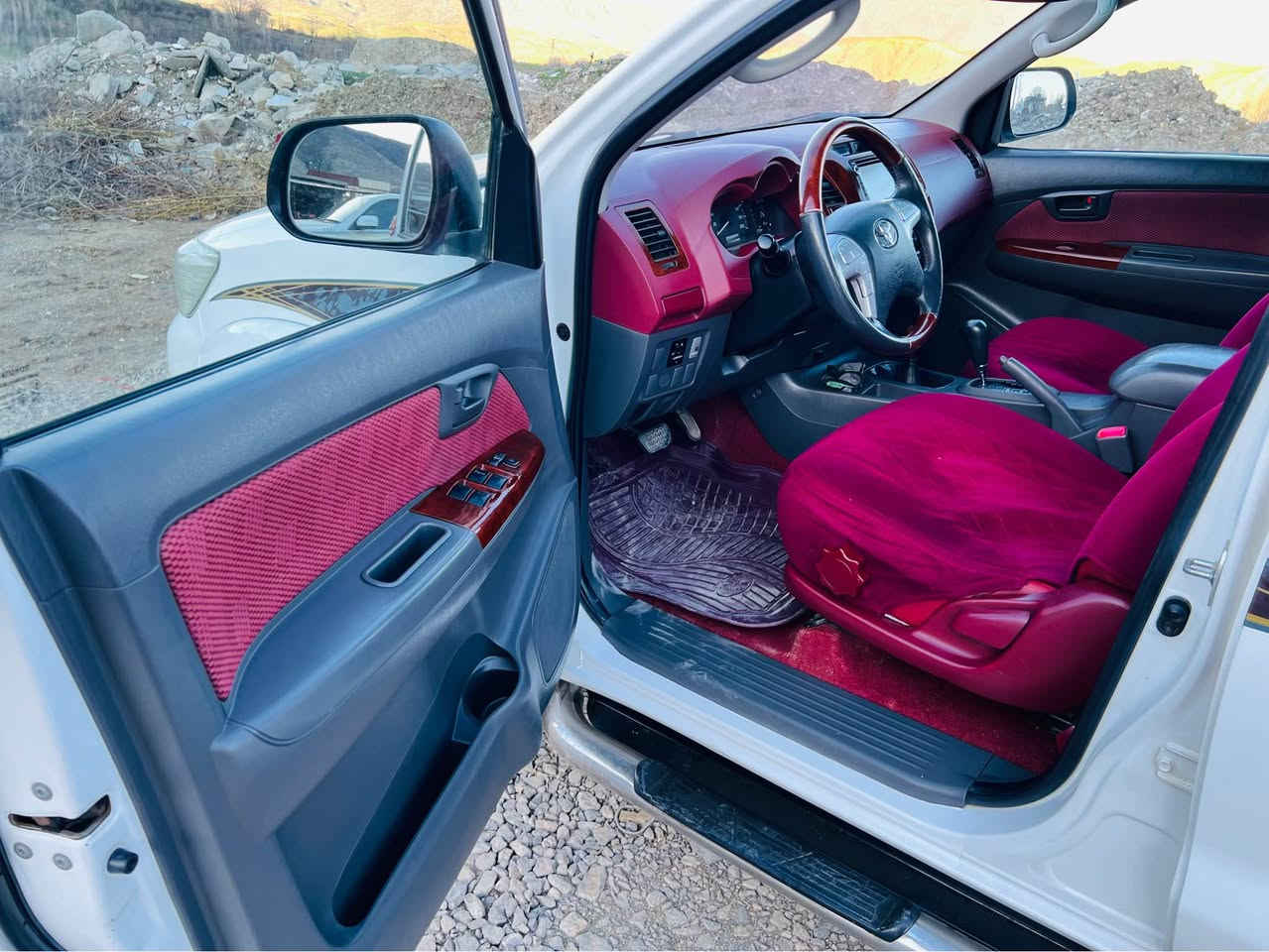 Toyota Hilux مه رزيه 2013 گيرتوماتيك بي بوياغ و ده عم و ته زره و گير و مه كينه ي به شه رت نه كرايته وه ره قه م و سه نه وي نوئ تحويل و غرامه به شه رت ..چوار تايه  ويل كرؤم لؤكي له ژيردايه ..سعر 235مجال ژماره موبايل *********** ..سؤران سوران, أربيل
