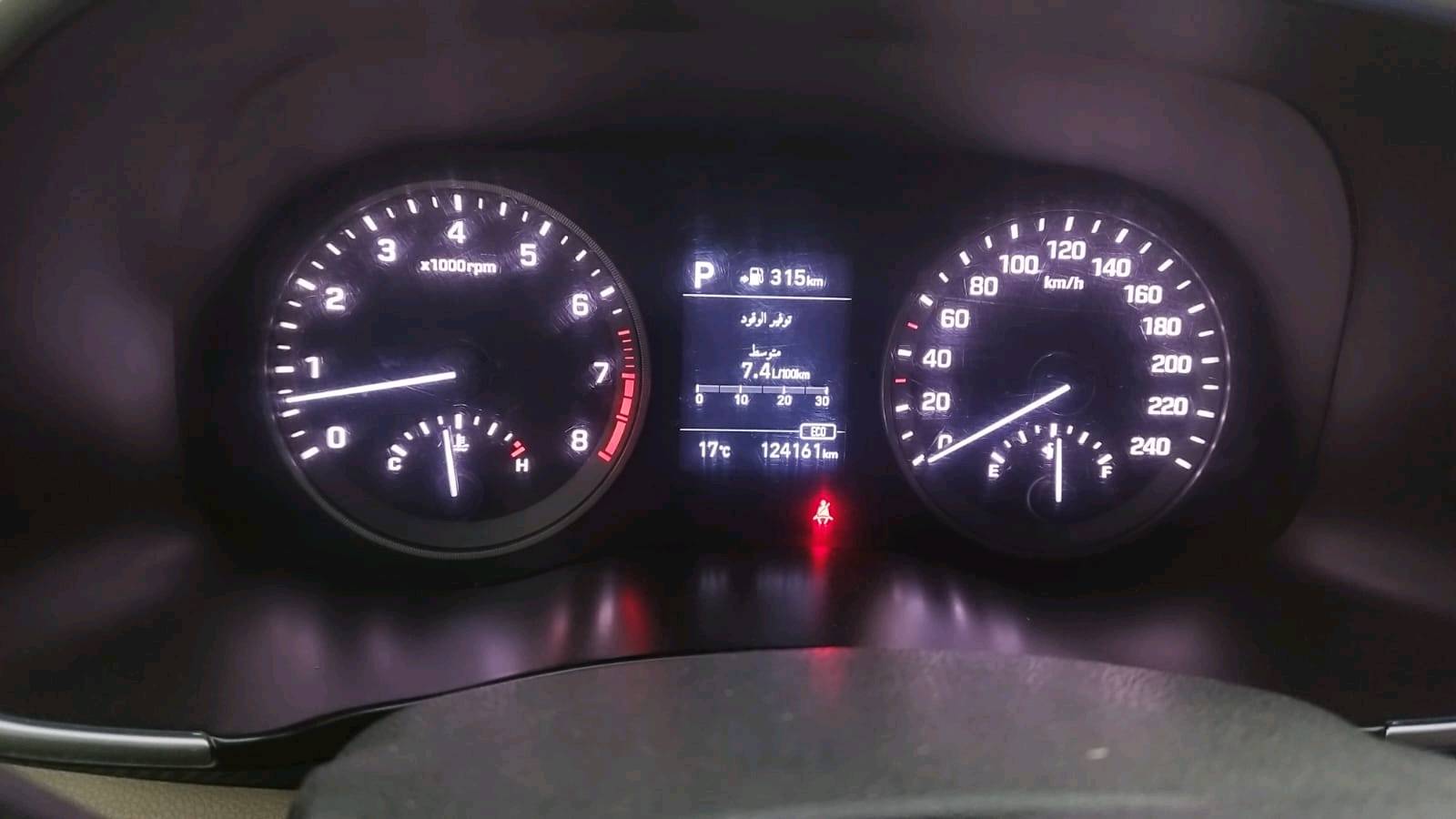 السلام عليكم توسان موديل 202٠ ماشية 124الف لسيارة الكاصد مو العادية بصمة كراسي كهرباء شاشة كار بلي واندرويد اتو ترحيب مرايات مري شفط بيها بل باب مال الصدر شوية وبل جنطة شوية سيارة جديدة مال جناي 