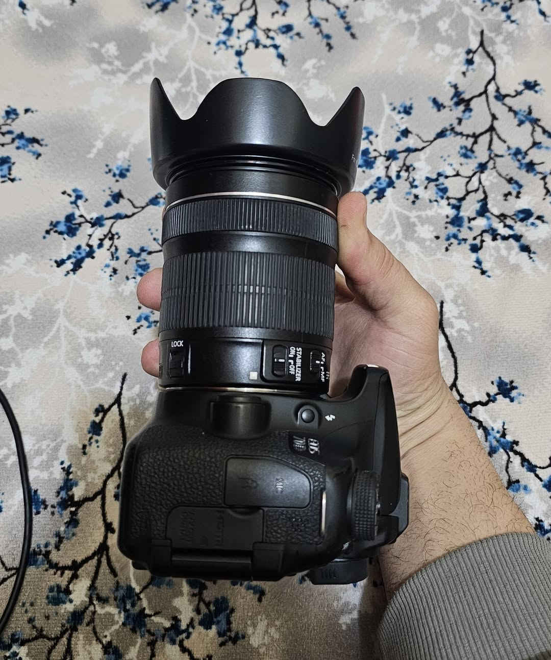 السلام عليكم 
كامرا 70D مع عدسه 18 135 
الملحقات بطاريه وشاحنه وحزام كتف والهود 
نضافه مثل ما موضح السعر ٤٥٠ نضافه مقارنه بالسعر كلش زين 
مكاني نجف وتوصيل موجود ***********
