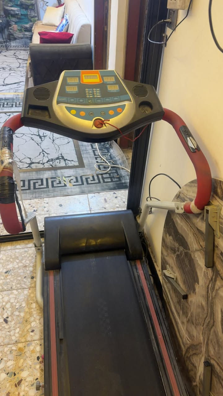 سلام عليكم ميز طعام تلث كراسي وميز ينفتح نضيف سعر المطلوب 150وجهاز جري يحمل وزن 200 نضيف حيل مامستخدم ابد نضيف سعر 200وبي مجال مكان بابل ***********
