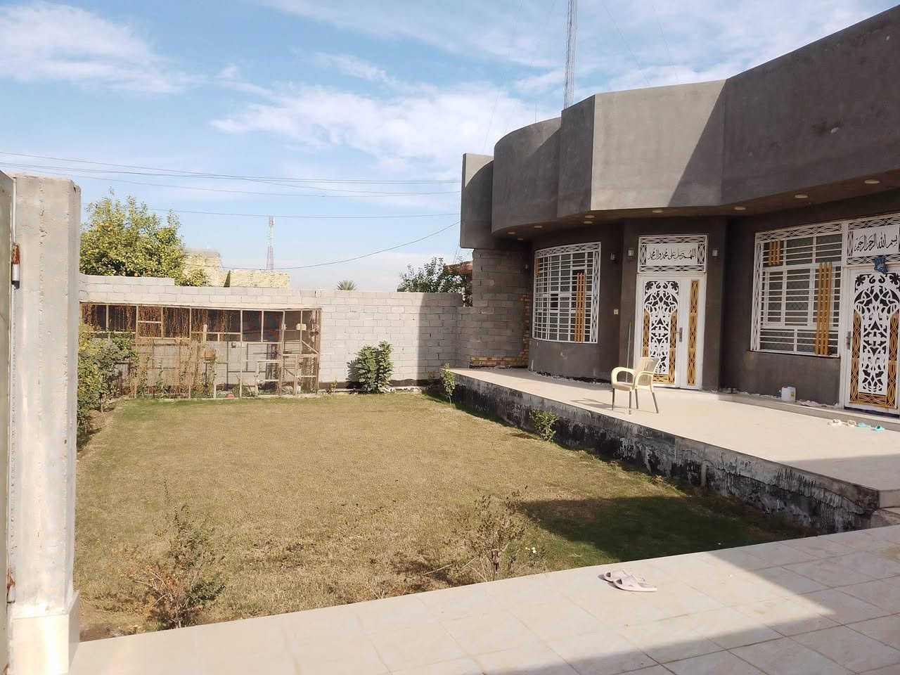 السلام عليكم يوجد بيت للبيع المكان الصياحيه قرب الامام سليمان مساحه البيت 430 البناء 130 توجد كامل خدمات يبعد عن الامام 100 مترالبيت طابو زراعي سند 25 باسمي تحويل مباشر***********/.  ***********
