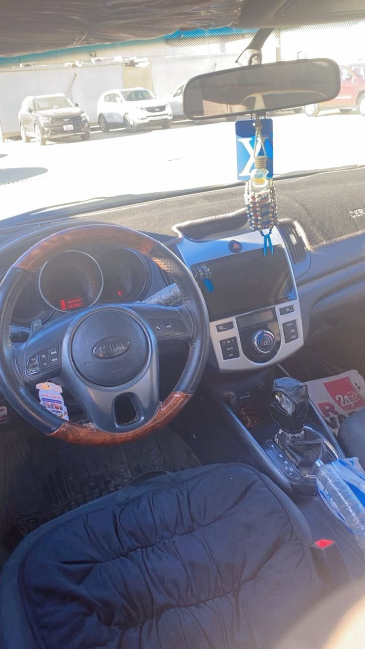 سيراتو خليجي 2012 بيها صبغ بس هذني الي مأشر عليهن وبيها تكحيلات محرك كير تبريد تدفئ خير من الله صدرها نضيف وتايرات نضيفة سنوية نافذه تريد وكاله تريد تحويل  السعر 88 بيها مجال مكاني بغدادالسعب مقابل  السطر القديمه مجال***********
مواصفاتها نص فول
حساسات خلفية
تحكم جهتين 
مري شفط + اشاير
كامرة دوارة
شاشه اندرويد
صالنصة رياضي
كير 6 نمر
تبريد بيانو
شفتات ستيرن
