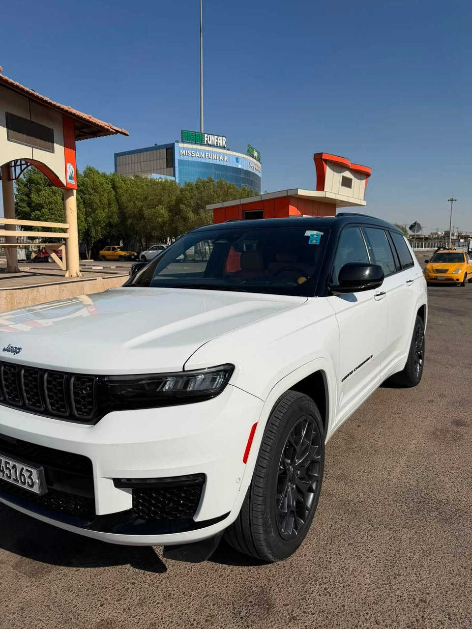 � للبيع | Jeep Grand Cherokee Summit 2023 🔥
فرصة للراغبين بسيارة فخمة، قوية، وبأعلى فئة (Summit).

✅ الموديل: 2023
✅ الفئة: Summit (فل مواصفات)
✅ المحرك: HEMI 5.7 V8
✅ الممشى: 64,500 كم
✅ اللون: أبيض (Two Tone) مع سقف أسود
✅ الدفع: 4×4
✅ الوارد: أمريكي

حالة السيارة:

* وارد سرقة.
* تم تبديل الأبواب الأربعة + الصندوق + البنيد + الجام لغات، وجميع القطع أصلية وراجعة لمكانها.
* السيارة جاهزة ولا تحتاج أي مصروف.

✨ المواصفات:

* أعلى فئة Summit.
* مقاعد جلد فاخرة.
* شاشة كبيرة.
* كاميرات وحساسات.
* ذاكرة للمقاعد.
* تدفئة وتبريد للمقاعد.
* سقف بانوراما.
* نظام دخول وتشغيل ذكي.
* وجميع المواصفات المعروفة لفئة Summit.

💰 السعر: ( 40.000 $ )

📍 الموقع: ميسان - العمارة
🚘 رقم السيارة: بغداد

📞 للاستفسار: ***********

السيارة نظيفة جداً، والمعاينة خير دليل، والجادين فقط يرجى التواصل. سعره بيه مجال
