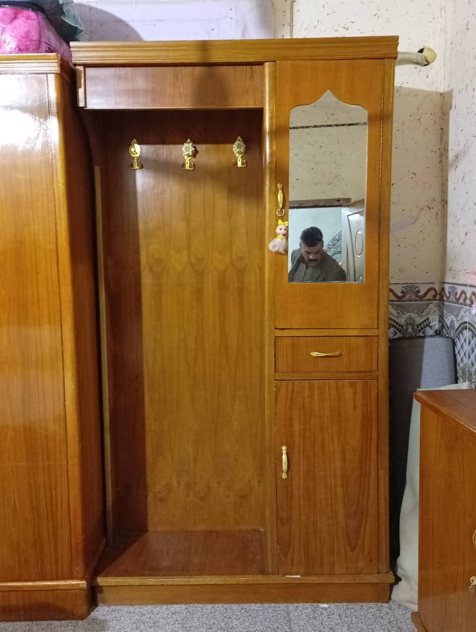 السلام عليكم 
غرفه نوم صاج تسكام نضيفه جدا خمسه ابواب 
السعر ٦٠٠ الف 
كاونتر تسكام ٢ متر مع سنكي متر ونص السعر ٣٥٠ الف 
قنينه غاز السعر ٦٠ الف 
ثلاجه نضيفه جدا واستعمال قليل حجم ١٤ قدم السعر ٣٠٠ الف 
تخم استقبال اربع قطع ١٠ مقاعد السعر ١٥٠ الف 
جربايه طفل طولها متر و ربع السعر ٤٠ الف 
شاشه بلازما حجم ٣٢ نضيفه جدا تشتغل على النت سعرها ٧٥ الف 
براد ماء بحاله جيده السعر ٦٠ الف 
الاستفسار ***********
