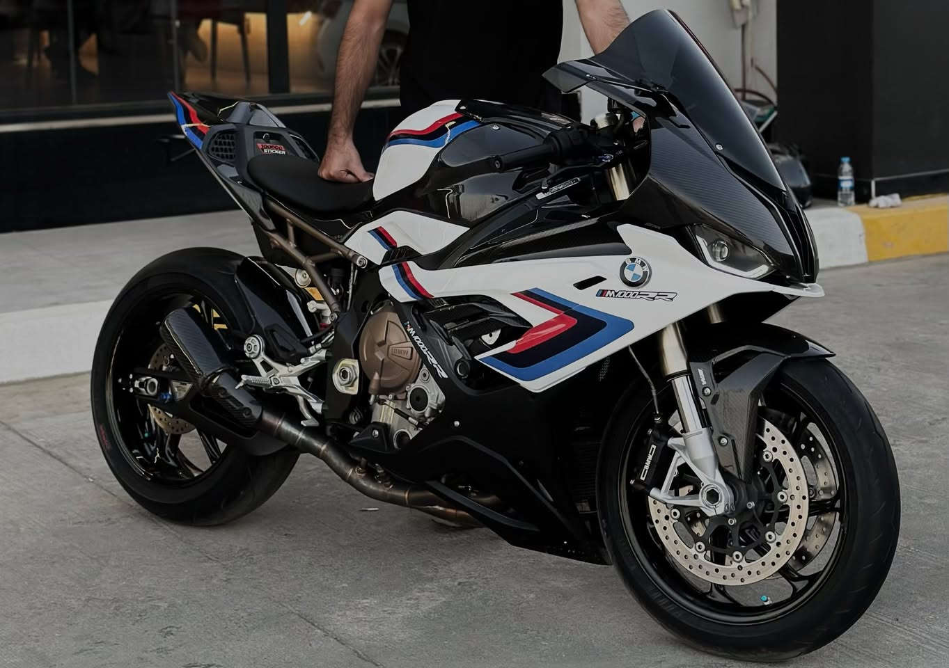 سلام عليكم 
S1000RR M packeg 
للبيع
ماشيه 7ميل
بس صفاحيات مو كاربون 
عليها سستم هدرز Akrapovic
تهبيطه ماركة Brooks
LighTech تطواله هدرز 
بيها سستم SOS
جامه امامي مبدل
بقية مواصفات معروفه
بدون رقم 
***********
