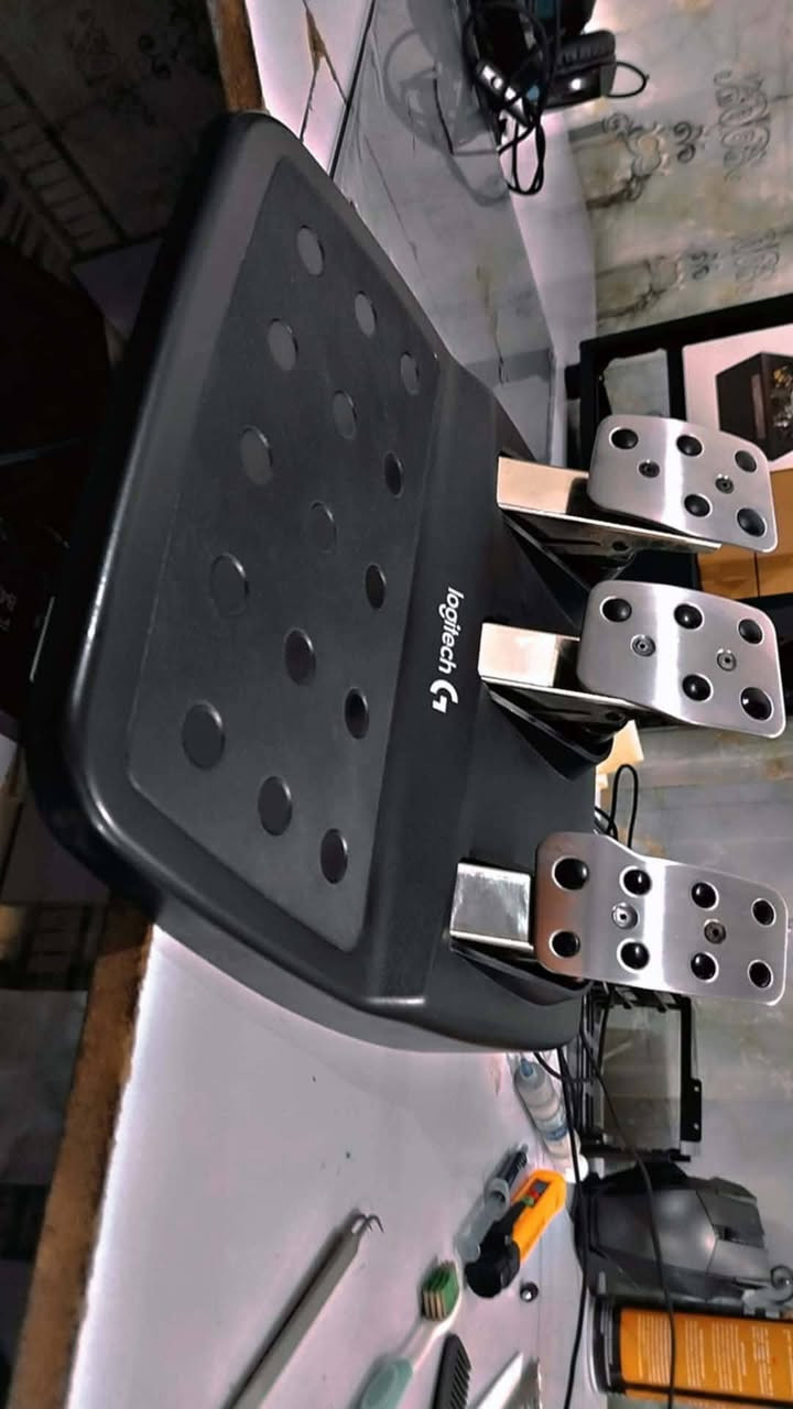 تحية طيبة شبابنا الذهب 
متوفر دركسون G29 
نضافة 90% 
كامل مكمل مع ملحقات وكارتون 
 قطعه حيل حلوة تكدر تربطه علئ 
بلي و pc
تكدر تلعب العاب سباق وسيارات ومحاكي وكلشي حرفياً 
وويجي ويا گير اتوماتيكي 

وبسعر 225 الف دينار عراقي فقط وسعر قابل للتفاوض 🌹❤️
 
  🕹️ متوفر خدمة توصيل لكل العراق ✅
مكاني البصرة ***********
