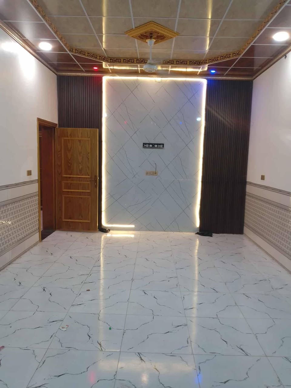 بيت للبيع في الجزره مساحه 400 متر بناء جديد 
يحتوي عل 2 اغرف براني مطبخ حمامات داخليه خارجيه وبسعر مناسب للاستفسار مراجعه مكتب الكيان ‭0780 962 8310‬
