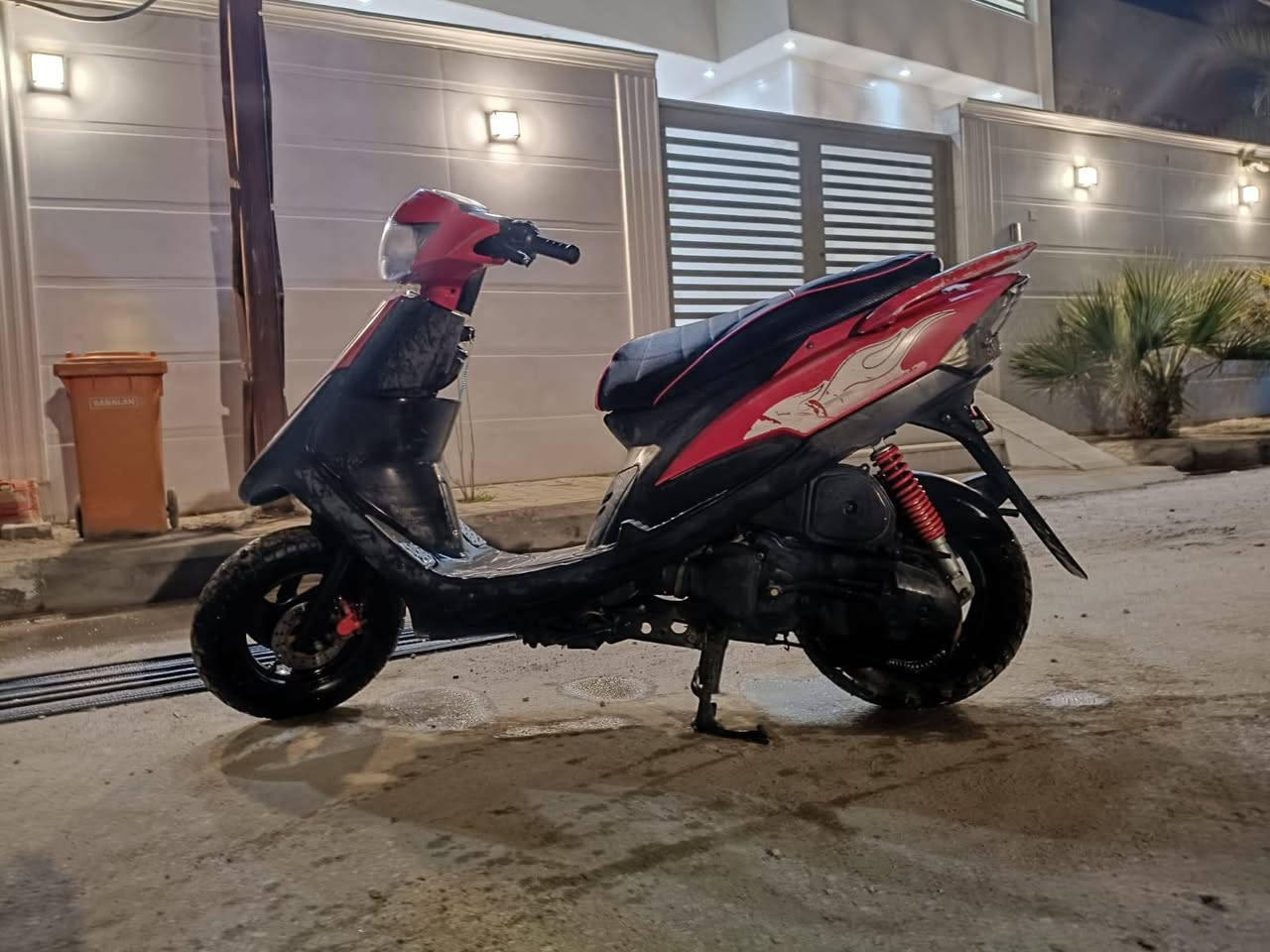 سلام عليكم دراجه عدله لون احمر دراجه نظيفه سعر 650وبيه مجال للطيبين رقم *********** متواجد وتساب فقط  مستعجل عله بيعته
